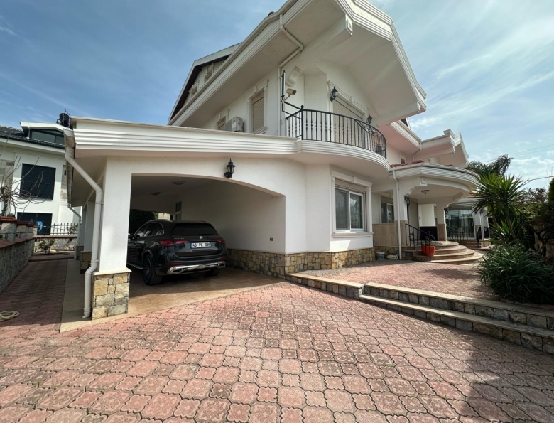 AKARCA MAHALLESİNDE 7+2 SATILIK ULTRA LÜKS VİLLA DENİZ MANZARALI