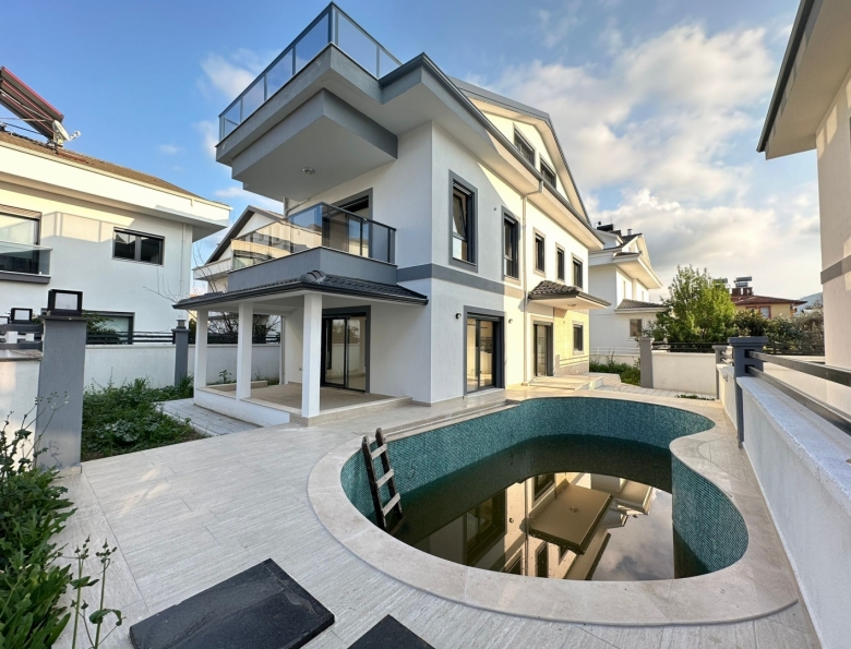 BABATAŞI MAHALLESİNDE 5+1 TRİPLEKS LÜKS VİLLA