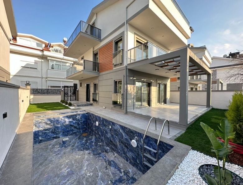 BABATAŞI MAHALLESİNDE SATILIK LÜKS 4+1 MÜSTAKİL HAVUZLU TRİPLEKS VİLLA DENİZ MANZARALI