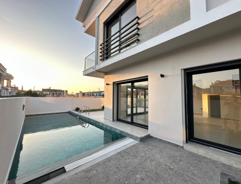 TUZLA MAHALLESİNDE 4+1 LÜKS TRİPLEKS SATILIK VİLLA